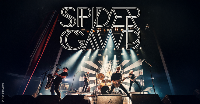 Band Spidergawd auf der Bühne während eines Konzerts mit Lichteffekten und großem Logo im Hintergrund.