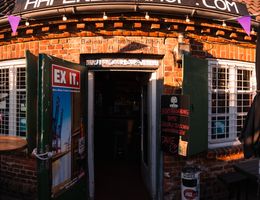 Gebäude des Hafenbahnhof von außen, an der Eingangstür