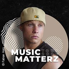 Porträt eines Mannes mit Basecap vor grafischem Hintergrund, Text: Music Matterz Tour 2026.