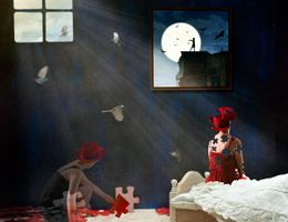 Surrealitische Arbeit von Andrea Friederichs-du Maire, Licht fällt duch ein fenster auf eine Frau die auf einem Bett sitzte