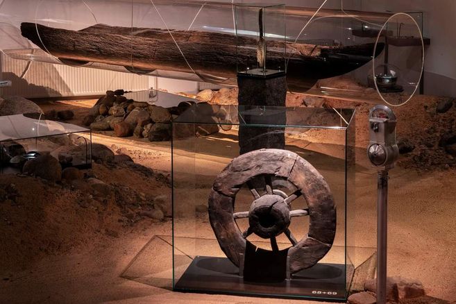 Archäologische Ausstellung, Wagenrad und Einbaum
