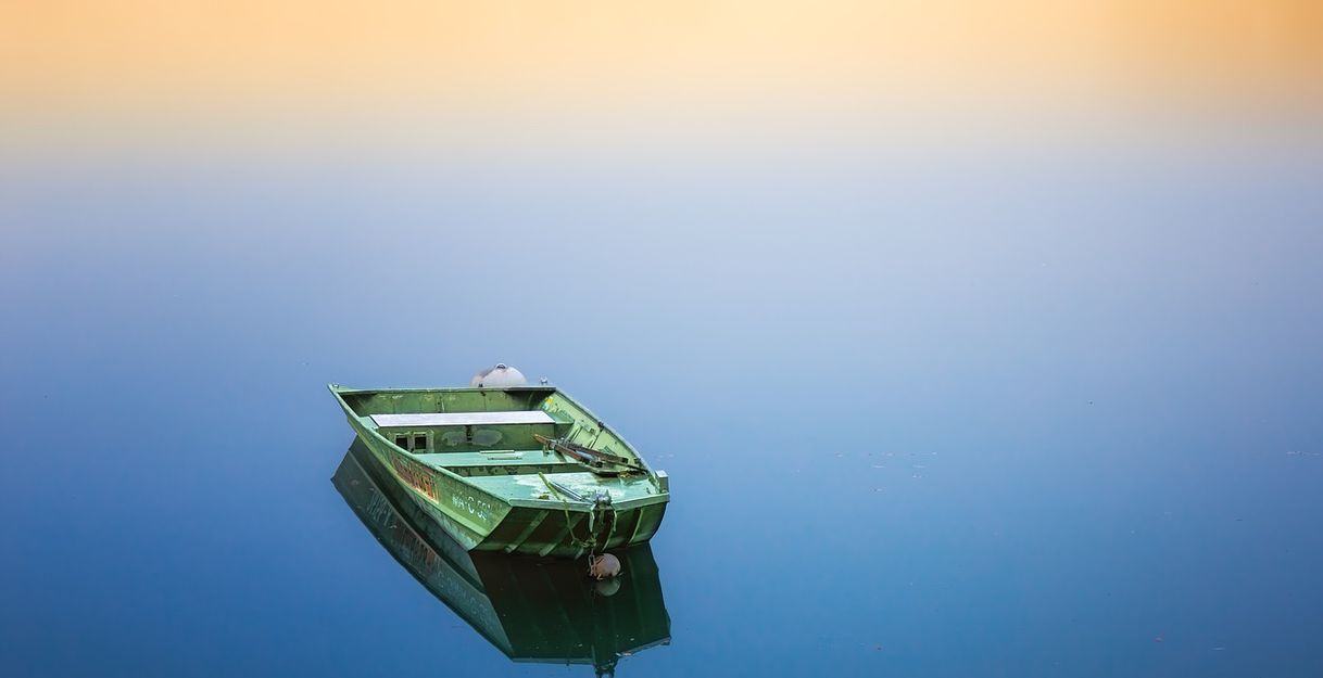 Boot auf ruhigem See