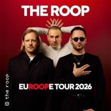 Drei Männer posieren vor einem roten Hintergrund mit dem Text 'The Roop - Euroope Tour 2026'.