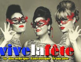 Drei Frauen in Vintage-Kleidern und roten Masken posieren vor einem grauen Hintergrund. Der Text "vive la fête" ist in großen Buchstaben zu sehen.
