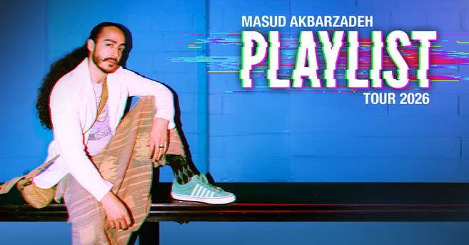 Ein Mann mit langen Haaren sitzt lässig auf einer Bank vor einer blauen Wand. Neben ihm steht der Text 'Masud Akbarzadeh Playlist Tour 2026'.