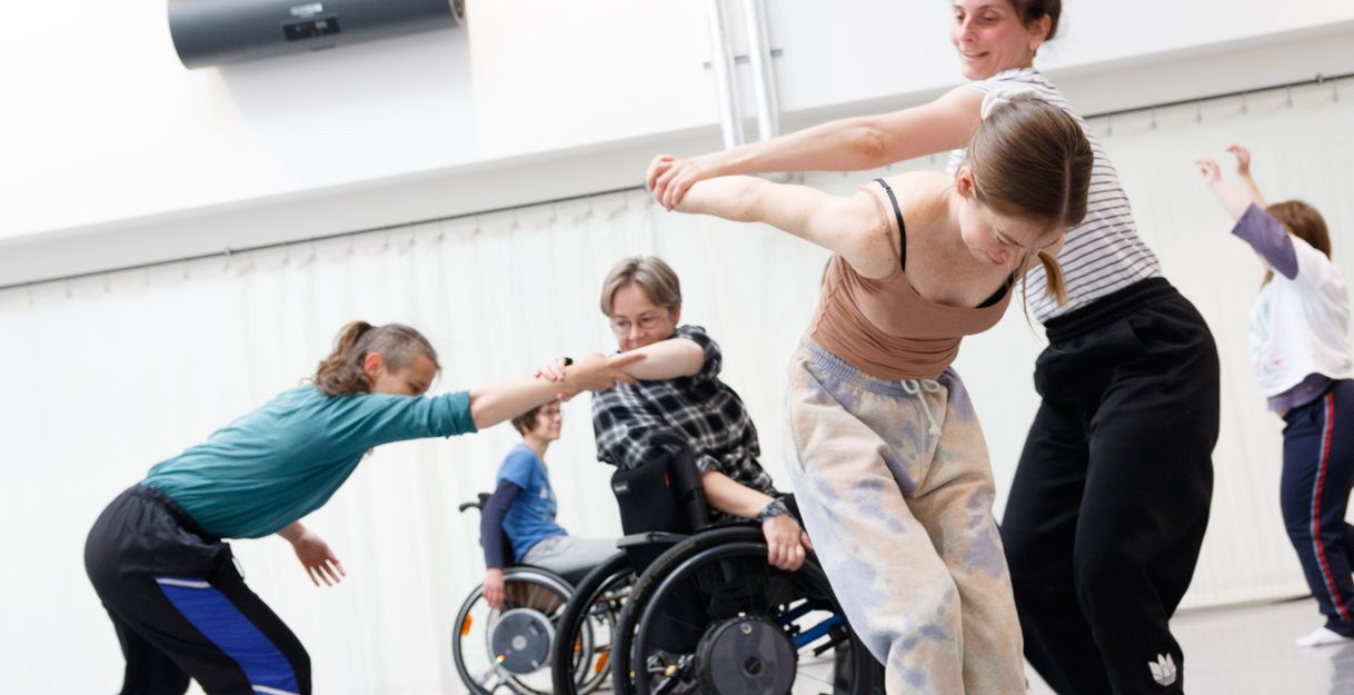 Körper in Bewegung mit und ohne Rollstühlen