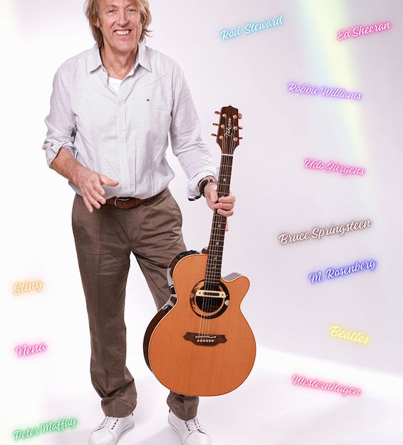 Ein Mann mit Gitarre steht vor einem weißen Hintergrund. Um ihn herum sind Namen von Musikern und Bands in bunten Schriften verteilt.