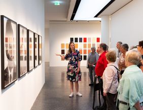 Führung in einer Ausstellung im Bucerius Kunst Forum.