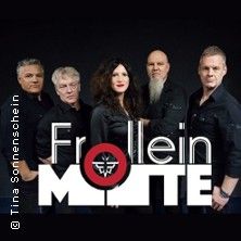 Bandfoto von Frollein Motte mit fünf Mitgliedern in schwarzer Kleidung vor schwarzem Hintergrund.