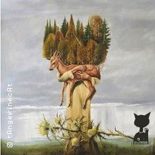 Surrealistisches Bild eines Hirsches auf einem Baumstumpf mit Bäumen auf dem Rücken und einer Katze im Vordergrund.