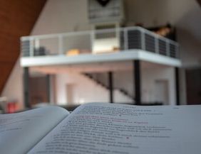 Ein aufgeschlagenes Buch auf einem Lesepult mit unscharfem Hintergrund einer Kanzel in der Trinitatiskirche Hohenhorst.
