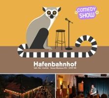 Illustration eines Lemuren mit Mikrofon und Hocker, darunter Fotos einer Comedy-Show im Hafenbahnhof.