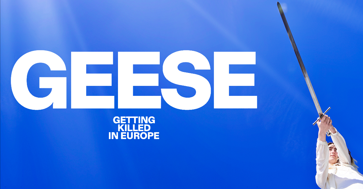 Ein Mensch hält ein Schwert in die Luft vor einem blauen Himmel. Der Text "Geese - Getting Killed in Europe" ist groß zu sehen.