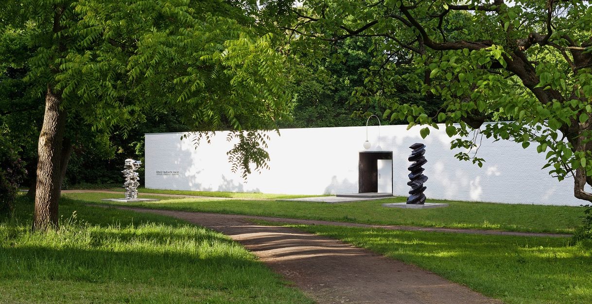 Das Ernst Barlach Haus während der Ausstellung »Tony Cragg. Against the grain« im Sommer 2012
