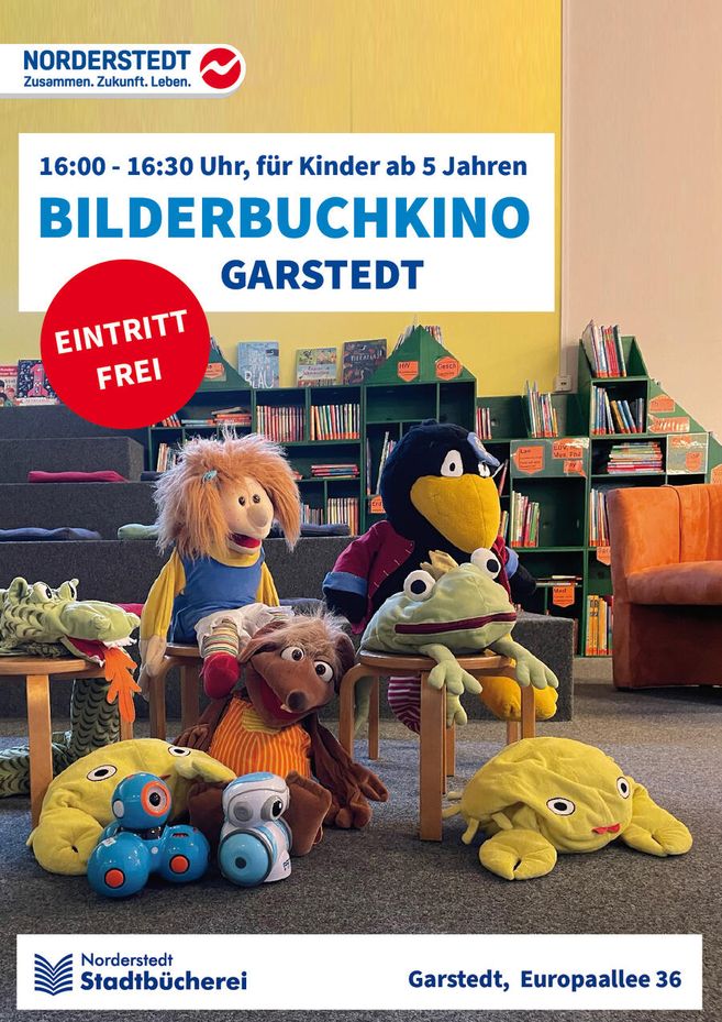 Ein Raum mit bunten Puppen und Spielzeugen vor Bücherregalen, beworben als Bilderbuchkino für Kinder ab 5 Jahren in Garstedt.