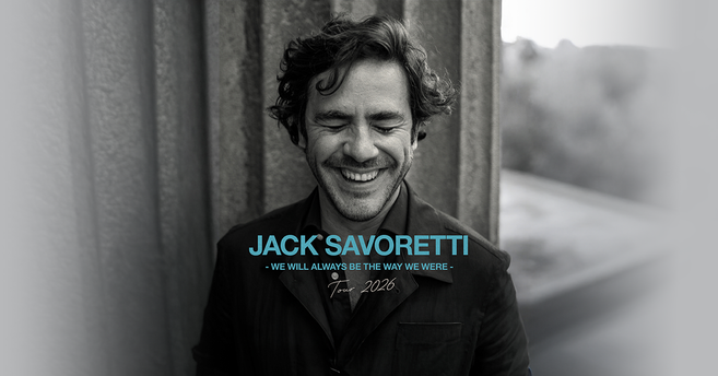 Schwarz-weiß Foto eines lächelnden Mannes mit geschlossenen Augen, Jack Savoretti, mit Tourdaten für 2026.