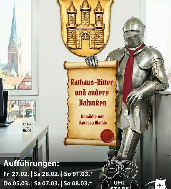 Ein Ritter in Rüstung steht in einem Büro und hält ein Pergament mit dem Titel einer Komödie. Im Hintergrund ist eine Kirche zu sehen.