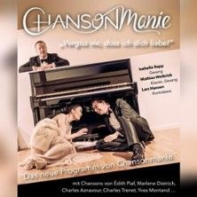 Plakat für das Programm 'Chansonmanie' mit zwei Personen, die sich an ein Klavier lehnen.