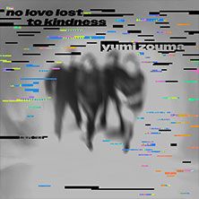 Verschwommenes Bild von vier Personen mit bunten, horizontalen Linien und Text 'no love lost to kindness' und 'yumi zouma'.