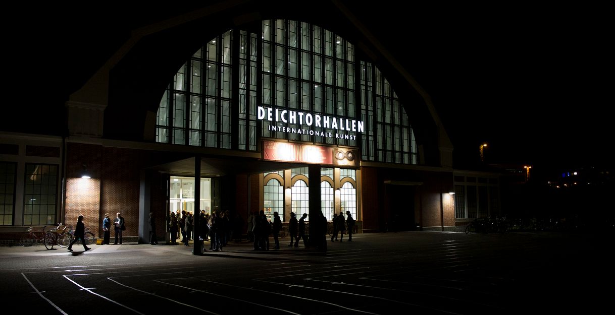 Außenansicht der Deichtorhallen bei Dunkelheit