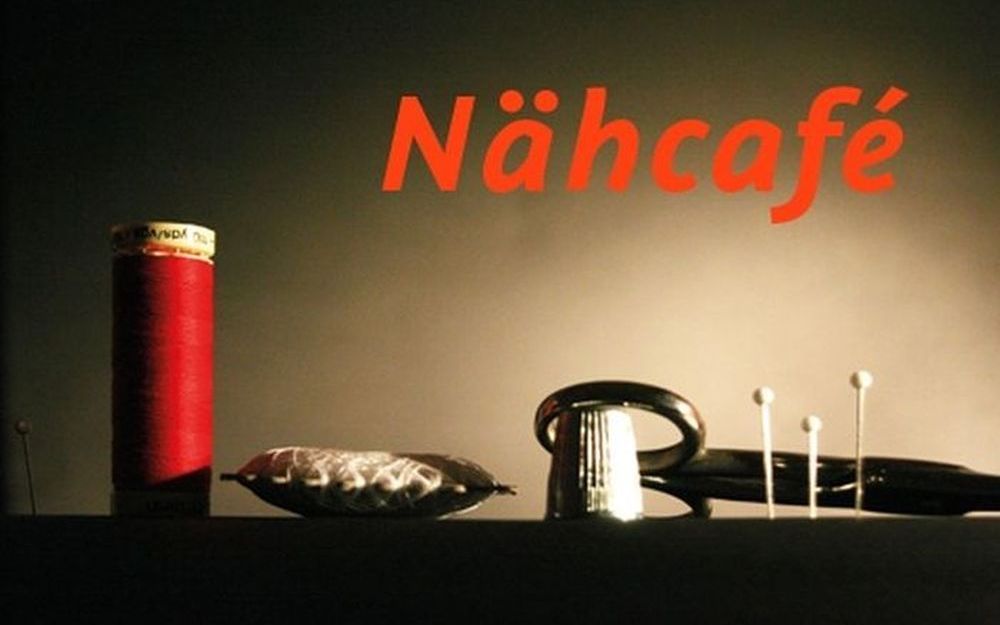 Nähutensilien mit Schriftzug 'Nähcafé'.
