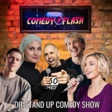 Gruppe von fünf Comedians vor einer Backsteinwand mit einem Comedyflash-Logo.