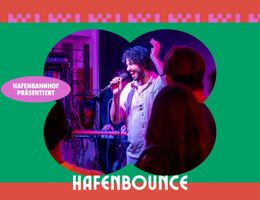 Ein Sänger mit Mikrofon auf einer Bühne, umgeben von Publikum, mit dem Text 'Hafenbahnhof präsentiert Hafenbounce'.