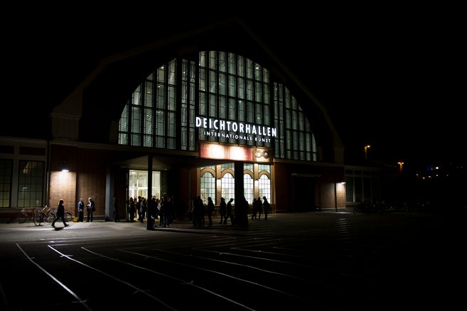 Außenansicht der Deichtorhallen bei Dunkelheit