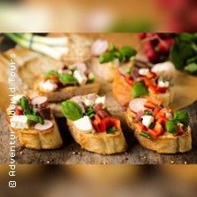 Verschiedene belegte Brotscheiben mit Gemüse und Kräutern auf einem Holzbrett.