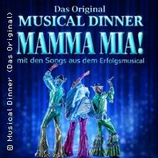 Drei Personen in bunten Kostümen auf einer Bühne mit dem Schriftzug 'Musical Dinner Mamma Mia!' im Hintergrund.