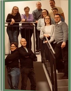 Eine Gruppe von Menschen steht auf einer Treppe und posiert für ein Foto.